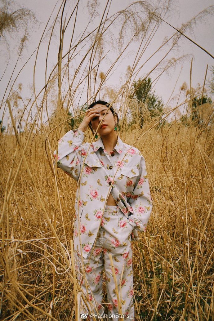 宋妍霏 最新一组私服写真画报，身穿蝴蝶印花套装 or 黑色上衣外搭牛仔连衣裙，文 预览 1