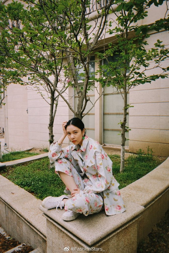宋妍霏 最新一组私服写真画报，身穿蝴蝶印花套装 or 黑色上衣外搭牛仔连衣裙，文 预览 2