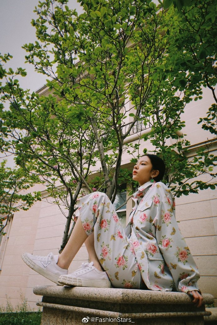 宋妍霏 最新一组私服写真画报，身穿蝴蝶印花套装 or 黑色上衣外搭牛仔连衣裙，文 预览 3