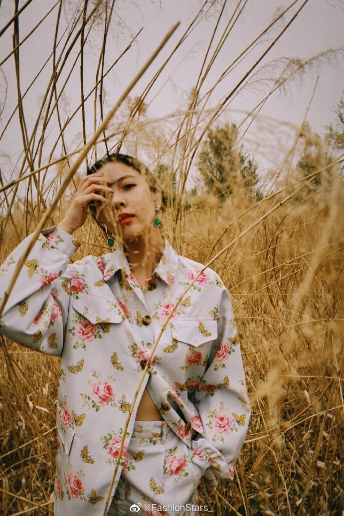 宋妍霏 最新一组私服写真画报，身穿蝴蝶印花套装 or 黑色上衣外搭牛仔连衣裙，文 预览 4