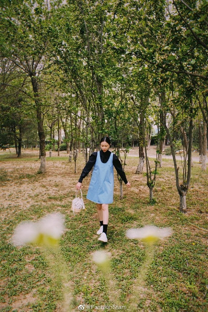 宋妍霏 最新一组私服写真画报，身穿蝴蝶印花套装 or 黑色上衣外搭牛仔连衣裙，文 预览 5