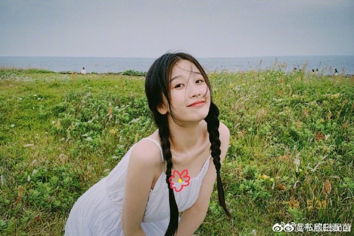 日常私服超话虞书欣超话 青春有你2 虞书欣私服 白裙子写真📷 少女气息满满  预览 2