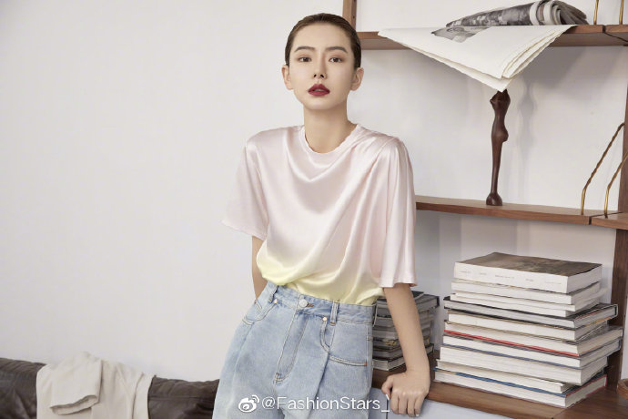 戚薇 最新私服写真大片，身穿Edition手工扎染水粉色T恤搭配牛仔裤，简约清新 预览 4
