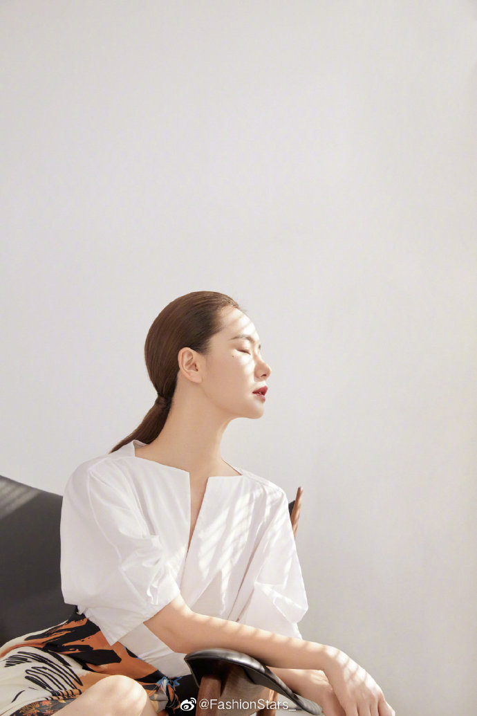 戚薇 最新私服写真大片，身穿Edition手工扎染水粉色T恤搭配牛仔裤，简约清新 预览 5