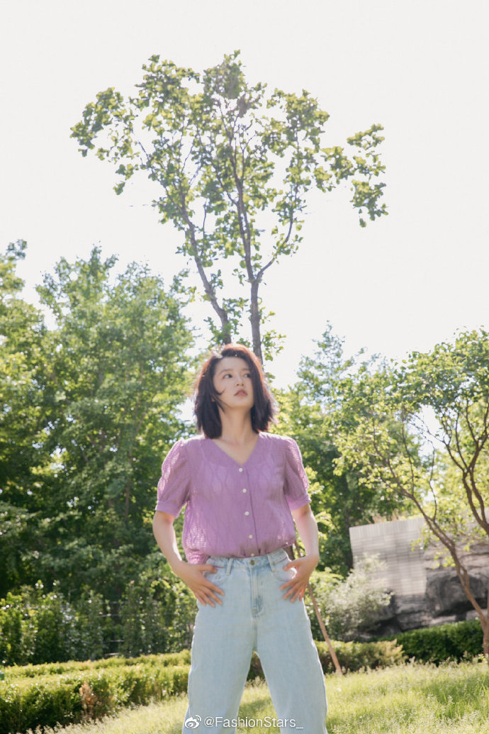 李沁 最新私服写真大片，身穿香芋紫蕾丝水波纹泡泡袖上衣搭配牛仔长裤，简约的搭配凸 预览 1