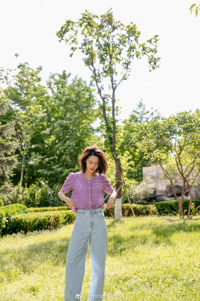 李沁 最新私服写真大片，身穿香芋紫蕾丝水波纹泡泡袖上衣搭配牛仔长裤，简约的搭配凸 预览 2