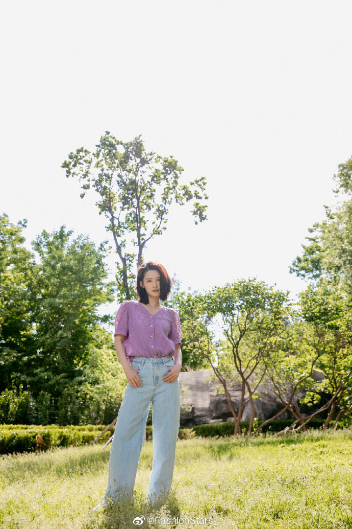 李沁 最新私服写真大片，身穿香芋紫蕾丝水波纹泡泡袖上衣搭配牛仔长裤，简约的搭配凸 预览 4