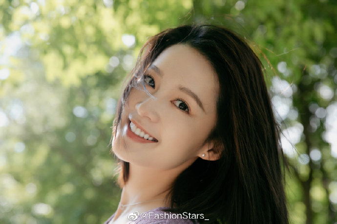 李沁 最新私服写真大片，身穿香芋紫蕾丝水波纹泡泡袖上衣搭配牛仔长裤，简约的搭配凸 预览 5