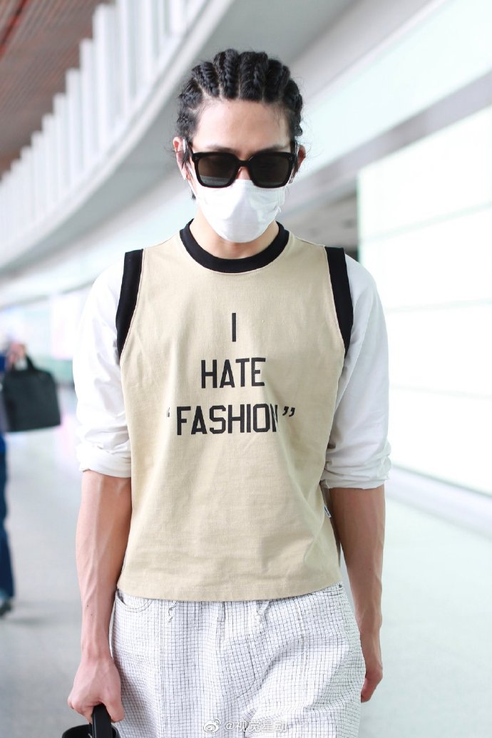 # 0608北京，井柏然超话 最新机场私服look，井宝儿小辫子扎起！背心格纹 预览 2