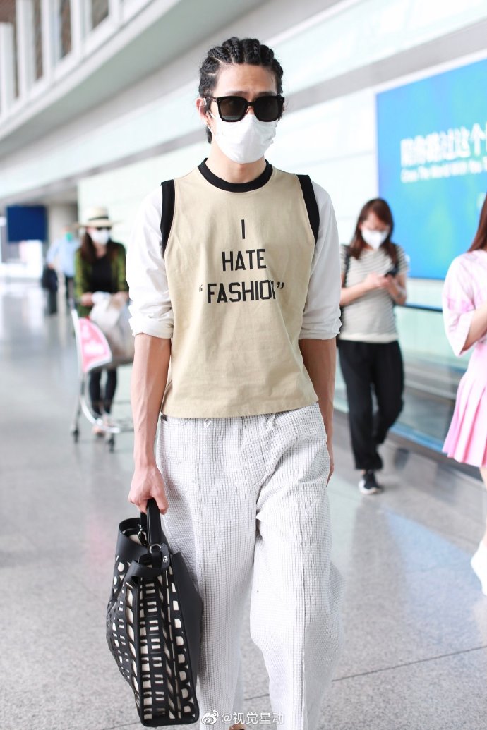 # 0608北京，井柏然超话 最新机场私服look，井宝儿小辫子扎起！背心格纹 预览 5