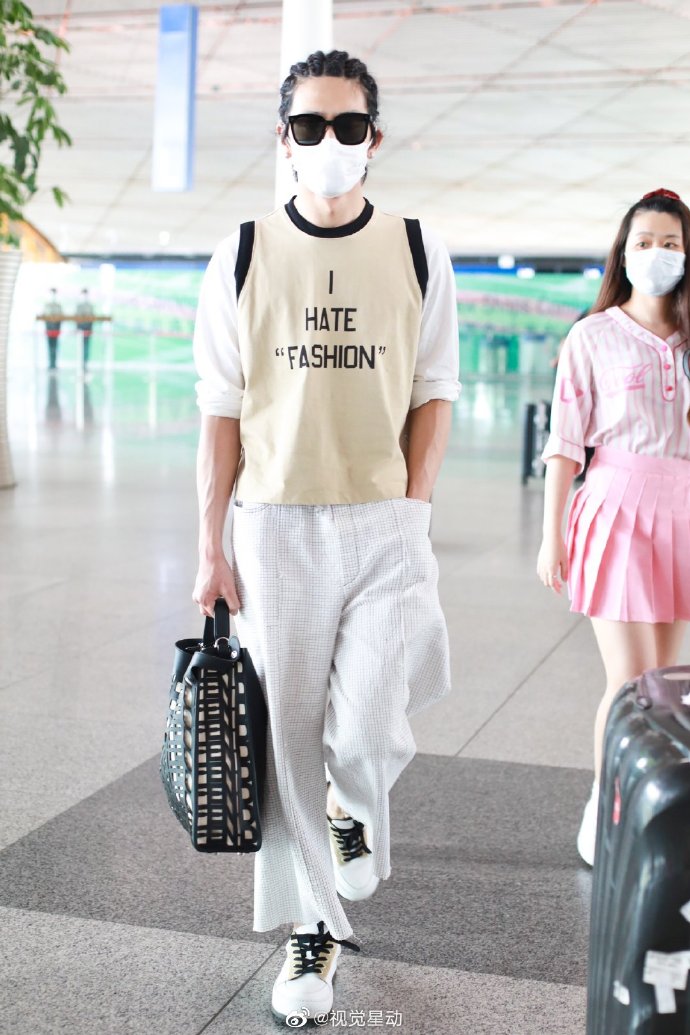 # 0608北京，井柏然超话 最新机场私服look，井宝儿小辫子扎起！背心格纹 预览 6