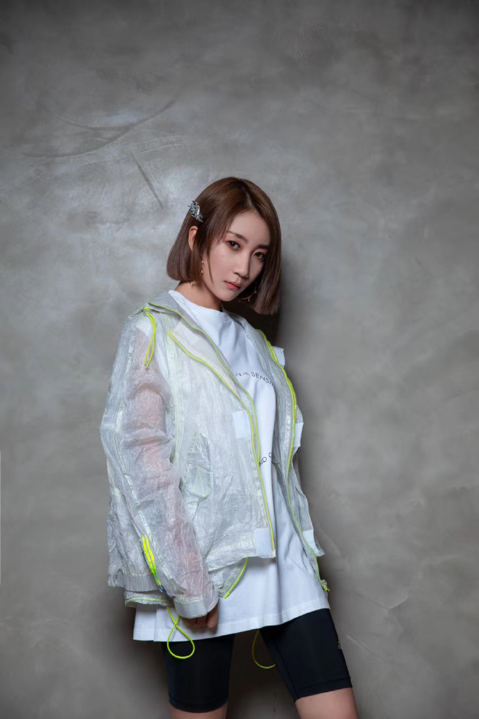 nineone超话 # 乃万最新私服写真酷帅运动女孩# ​