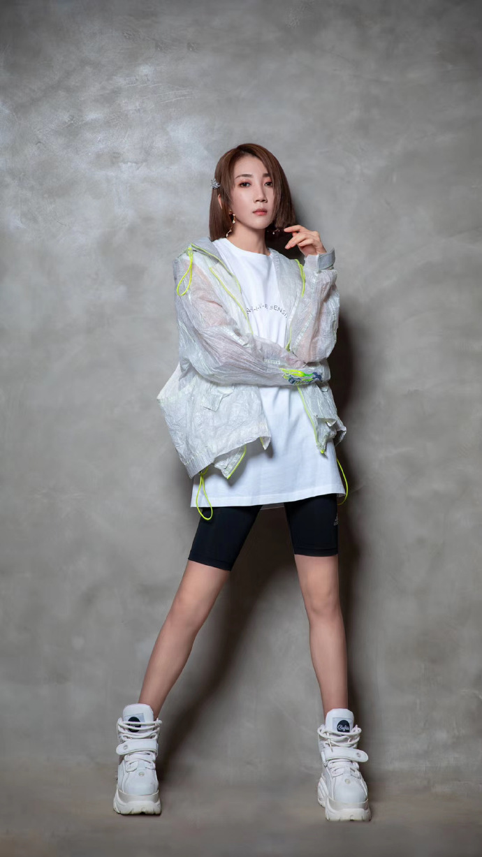 nineone超话 # 乃万最新私服写真酷帅运动女孩# ​ 预览 2