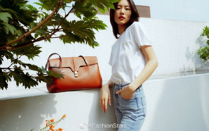 刘雯 最新私服写真大片，身穿纯白色T恤搭配牛仔裤，简约大气不失优雅，时髦又高级。 预览 5