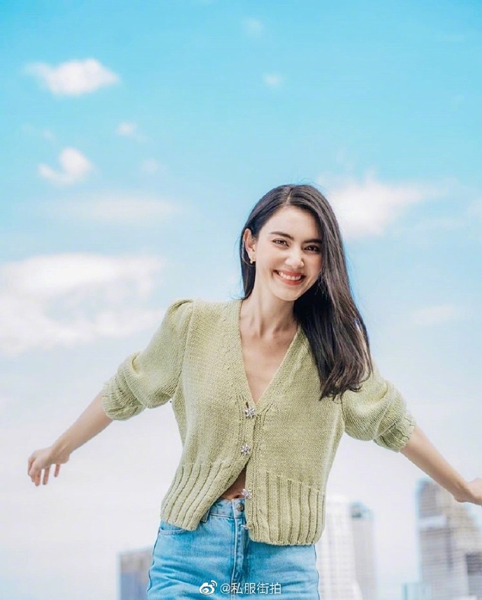Davika｜泰国女星Mai更新日常私服写真，身穿牛油果绿色针织衫搭配浅蓝色丹宁 预览 1