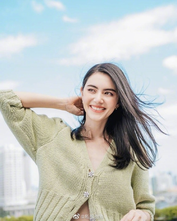 Davika｜泰国女星Mai更新日常私服写真，身穿牛油果绿色针织衫搭配浅蓝色丹宁 预览 2