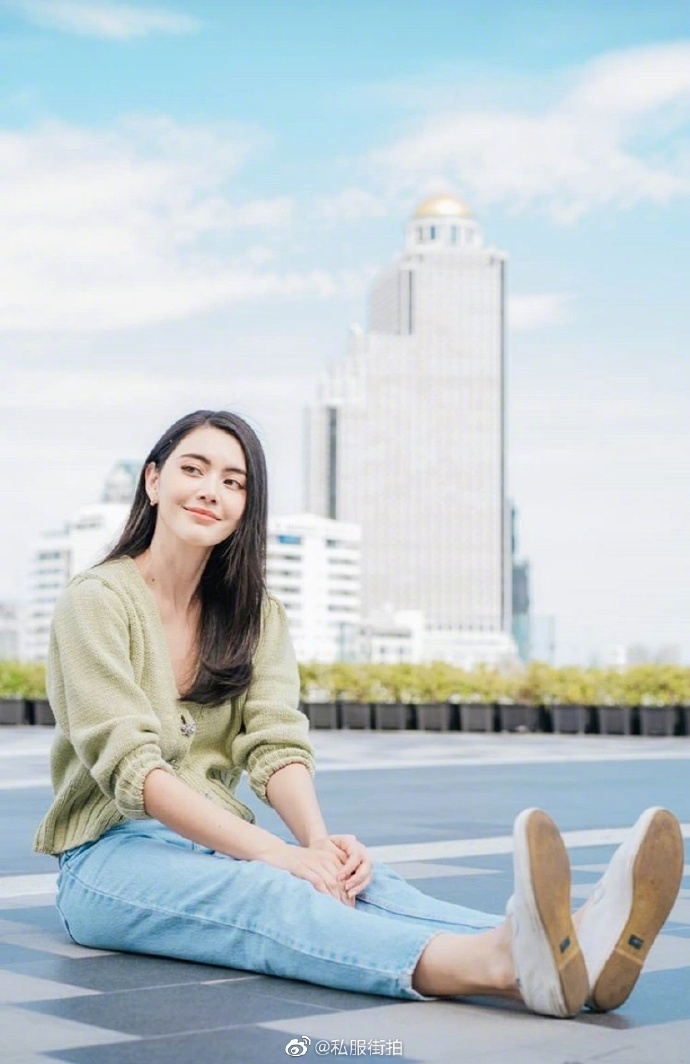 Davika｜泰国女星Mai更新日常私服写真，身穿牛油果绿色针织衫搭配浅蓝色丹宁 预览 3