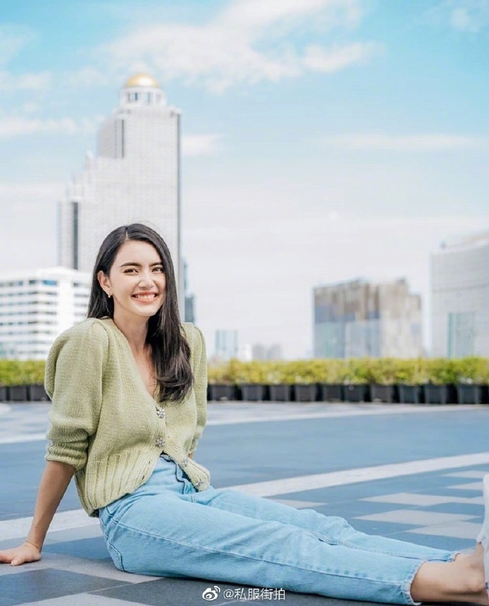 Davika｜泰国女星Mai更新日常私服写真，身穿牛油果绿色针织衫搭配浅蓝色丹宁 预览 4
