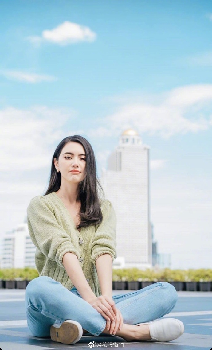 Davika｜泰国女星Mai更新日常私服写真，身穿牛油果绿色针织衫搭配浅蓝色丹宁 预览 5