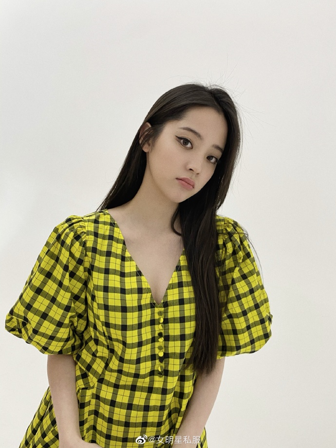 欧阳娜娜最新私服写真，芥末黄格纹连衣裙搭配黑色钻饰马丁靴，泡泡袖的设计少女感十足 预览 3