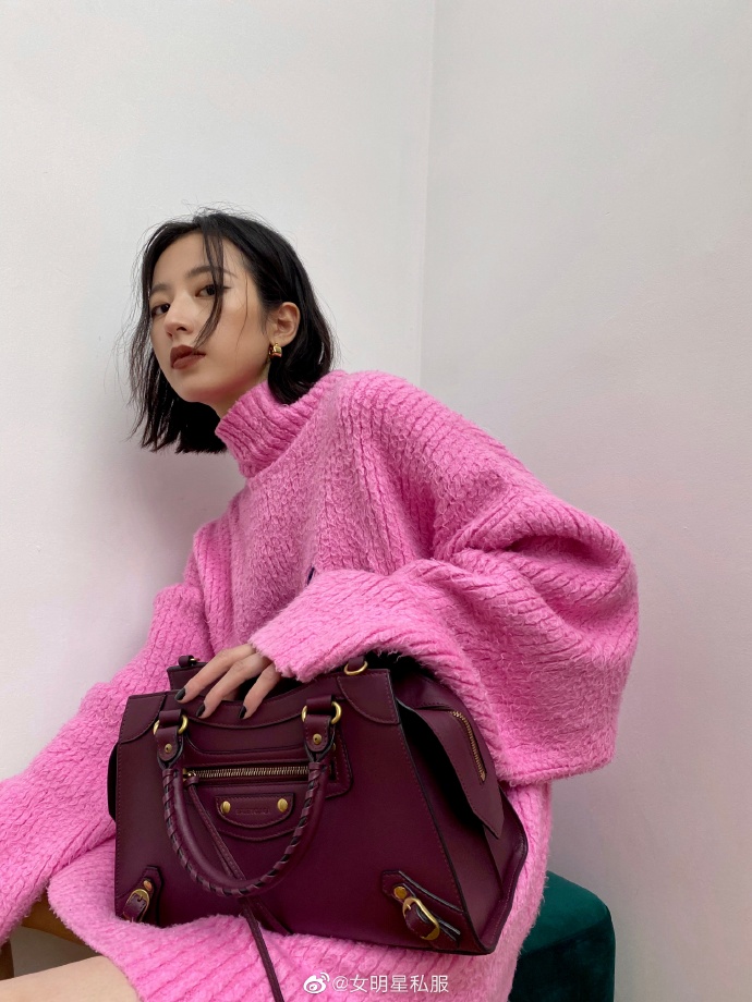 周雨彤最新私服写真，身穿Balenciaga粉色廓形毛衣搭配马丁靴，红色机车包点 预览 1
