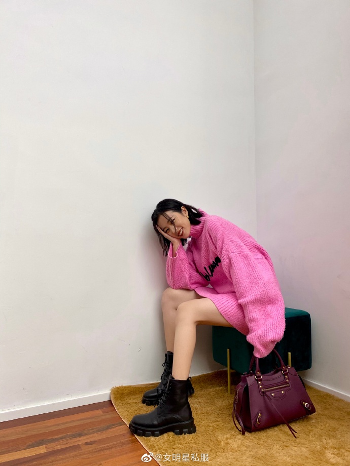 周雨彤最新私服写真，身穿Balenciaga粉色廓形毛衣搭配马丁靴，红色机车包点 预览 2