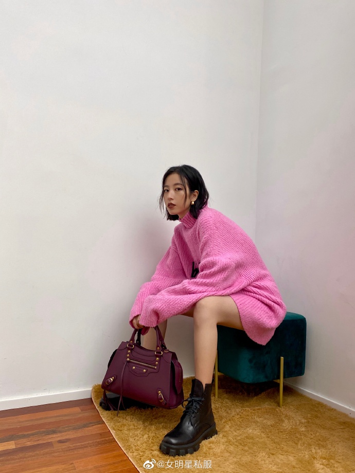 周雨彤最新私服写真，身穿Balenciaga粉色廓形毛衣搭配马丁靴，红色机车包点 预览 3