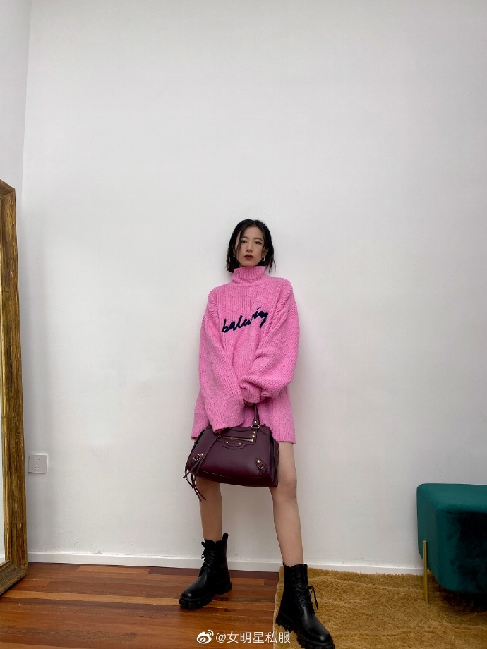 周雨彤最新私服写真，身穿Balenciaga粉色廓形毛衣搭配马丁靴，红色机车包点 预览 4