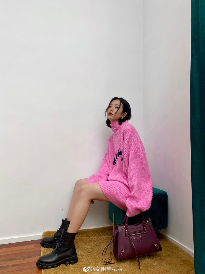 周雨彤最新私服写真，身穿Balenciaga粉色廓形毛衣搭配马丁靴，红色机车包点 预览 5