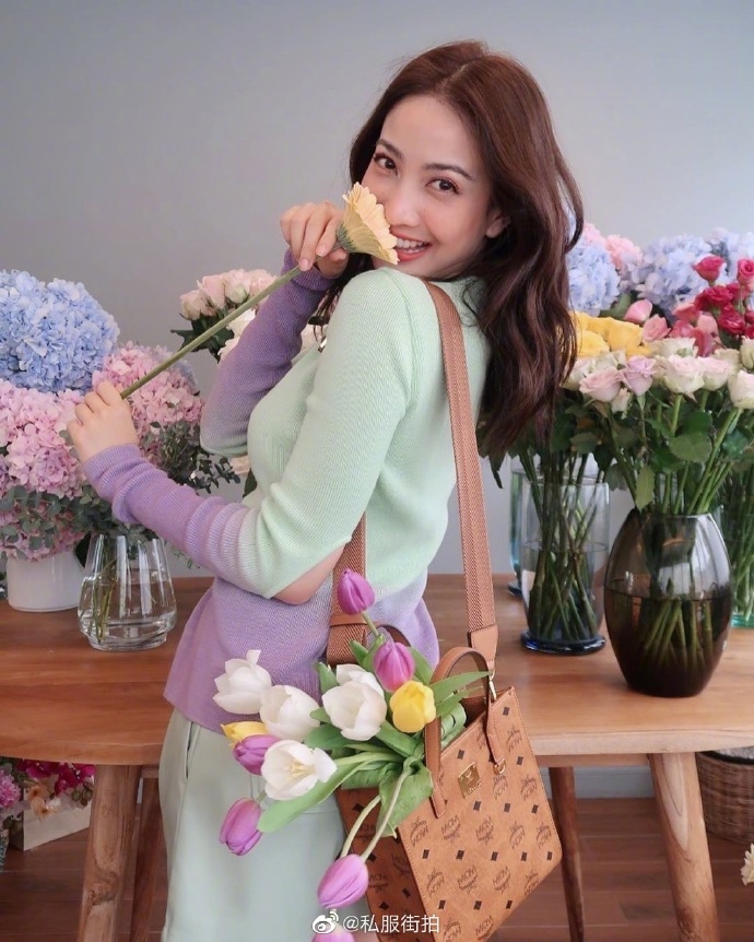 # 泰国女星Taew更新私服写真，身穿薄荷绿渐变针织衫，美艳又大气。 ​ 预览 1