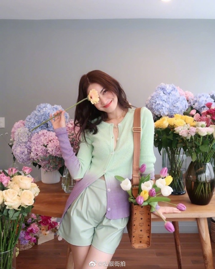 # 泰国女星Taew更新私服写真，身穿薄荷绿渐变针织衫，美艳又大气。 ​ 预览 6