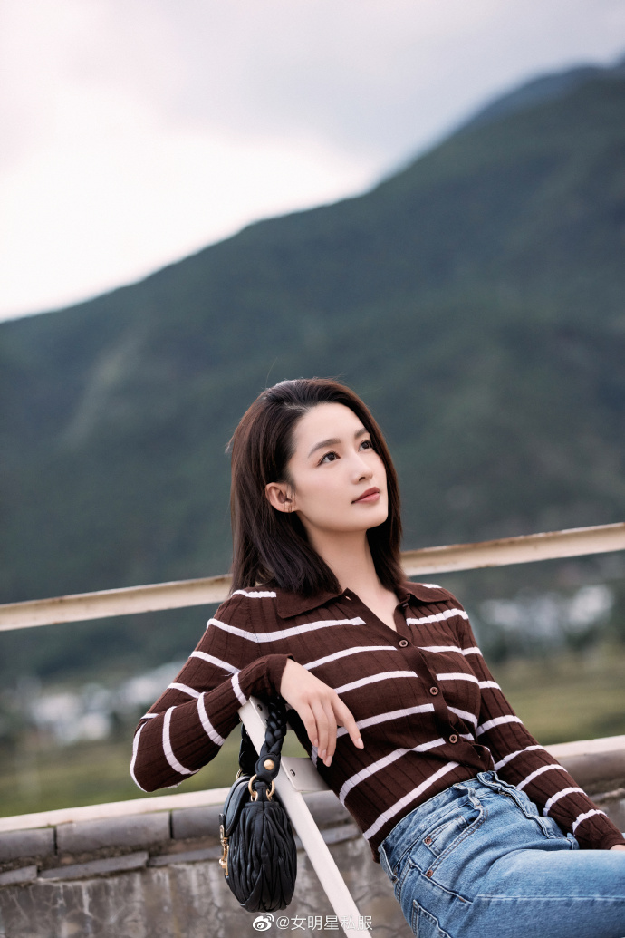 李沁近日的三套私服写真，不论裙装裤装，都是温婉又恬静的美好模样。 ​ 预览 1