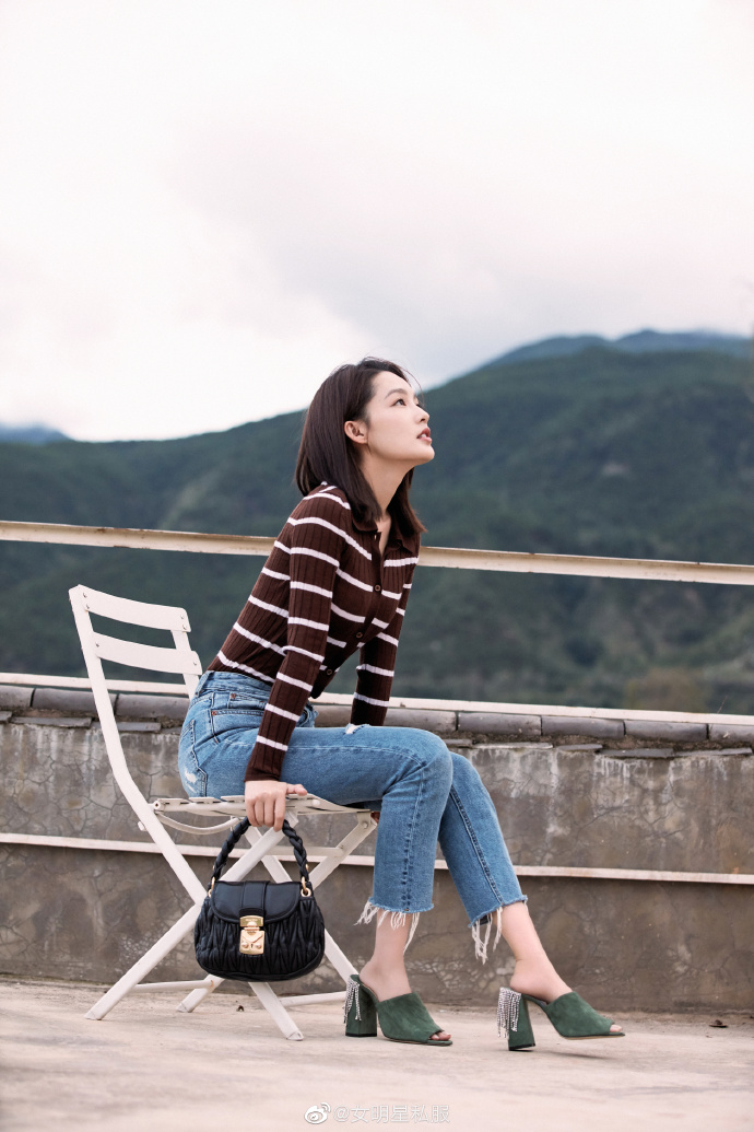 李沁近日的三套私服写真，不论裙装裤装，都是温婉又恬静的美好模样。 ​ 预览 2