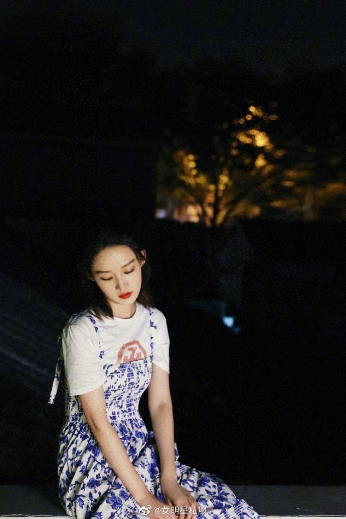 李沁近日的三套私服写真，不论裙装裤装，都是温婉又恬静的美好模样。 ​ 预览 4