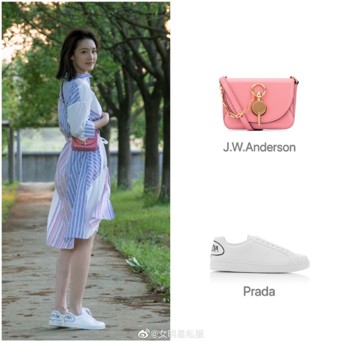 李沁近日的三套私服写真，不论裙装裤装，都是温婉又恬静的美好模样。 ​ 预览 6