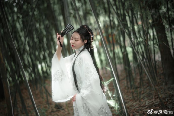 ### 【汉服正片】诗话江南 娇荷醉 杨柳依 钟声婉 杜鹃啼 最是信步好时节 诗