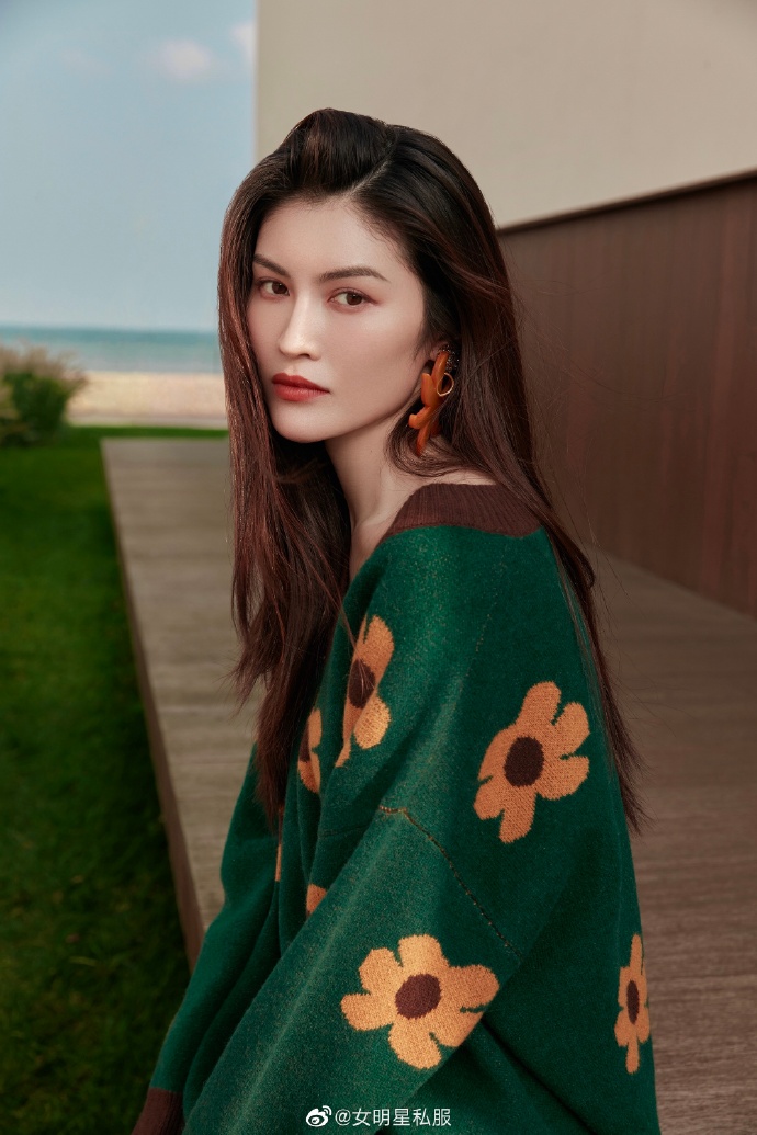 何穗的一组私服写真，墨绿色毛衣搭配白色短靴，下衣失踪风露白皙长腿，复古又时髦。  预览 1