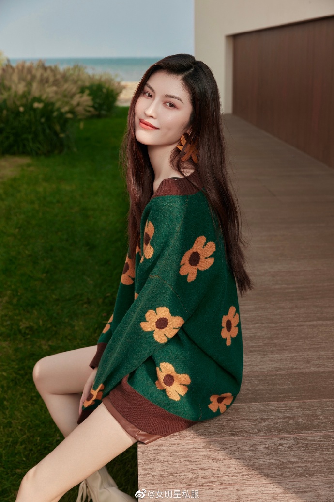 何穗的一组私服写真，墨绿色毛衣搭配白色短靴，下衣失踪风露白皙长腿，复古又时髦。  预览 2