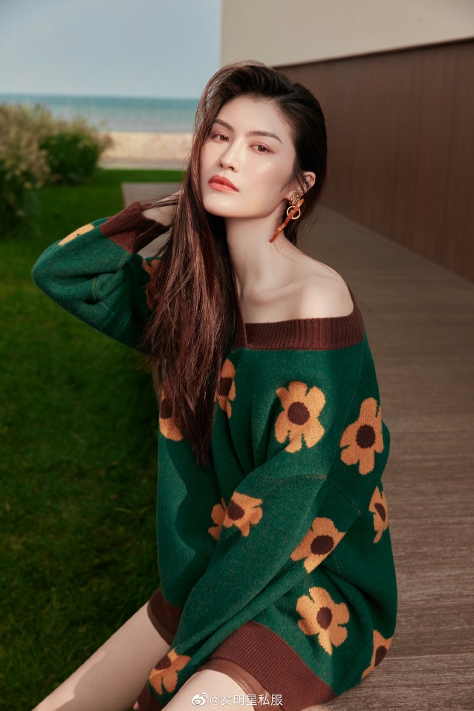 何穗的一组私服写真，墨绿色毛衣搭配白色短靴，下衣失踪风露白皙长腿，复古又时髦。  预览 3