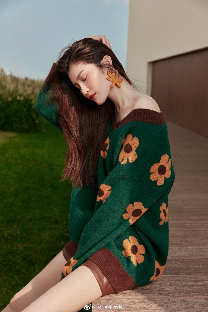何穗的一组私服写真，墨绿色毛衣搭配白色短靴，下衣失踪风露白皙长腿，复古又时髦。  预览 5