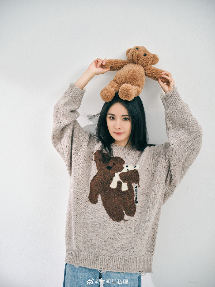 杨幂穿泰迪熊毛衣的最新私服写真，慵懒自在又俏皮，甜酷女孩上线！ ​ 预览 1