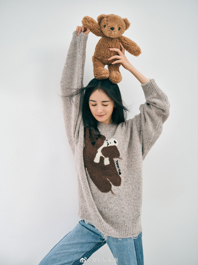 杨幂穿泰迪熊毛衣的最新私服写真，慵懒自在又俏皮，甜酷女孩上线！ ​ 预览 2
