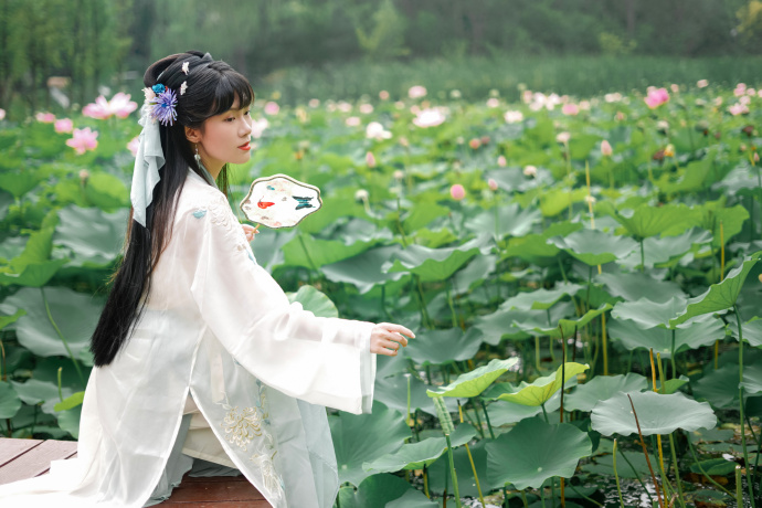 汉服超话## 《采莲曲》 「荷叶罗裙一色裁，芙蓉向脸两边开。」 出镜：月潋寒殇 预览 1