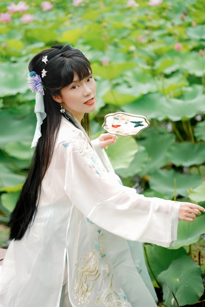 汉服超话## 《采莲曲》 「荷叶罗裙一色裁，芙蓉向脸两边开。」 出镜：月潋寒殇 预览 2