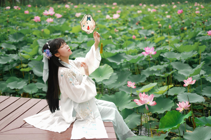 汉服超话## 《采莲曲》 「荷叶罗裙一色裁，芙蓉向脸两边开。」 出镜：月潋寒殇 预览 3