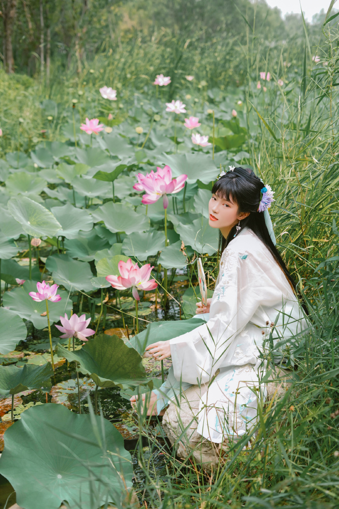 汉服超话## 《采莲曲》 「荷叶罗裙一色裁，芙蓉向脸两边开。」 出镜：月潋寒殇 预览 4