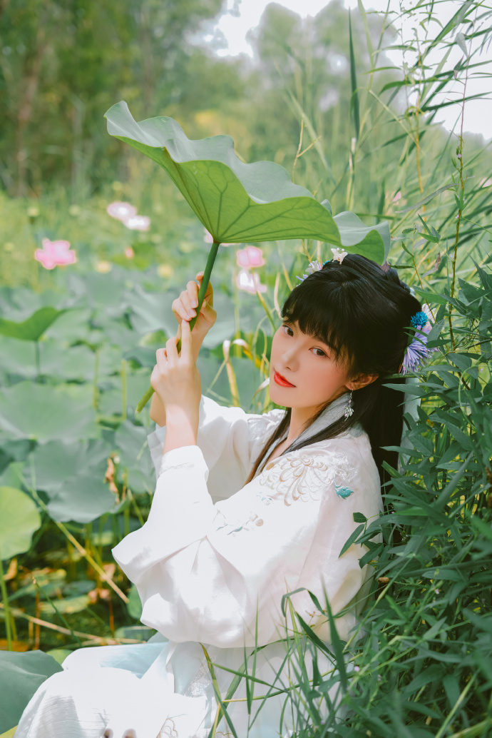 汉服超话## 《采莲曲》 「荷叶罗裙一色裁，芙蓉向脸两边开。」 出镜：月潋寒殇 预览 5