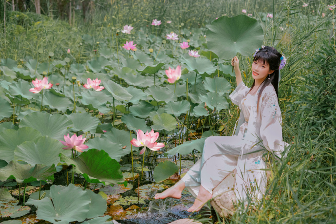 汉服超话## 《采莲曲》 「荷叶罗裙一色裁，芙蓉向脸两边开。」 出镜：月潋寒殇 预览 6