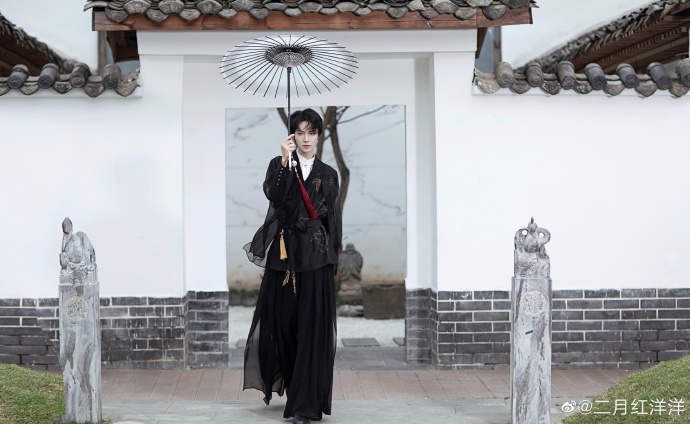 你们期待已久的正片来了模特:自己摄影:@八重塔 妆造:@半吊子巧巧 汉元素:@畅 预览 3
