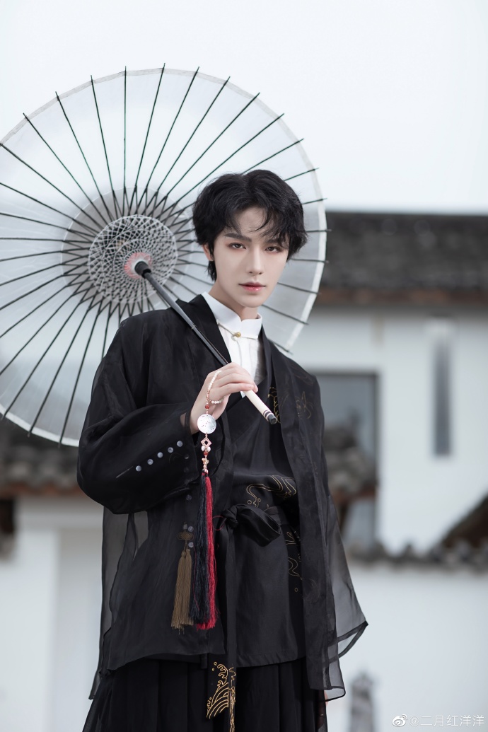 你们期待已久的正片来了模特:自己摄影:@八重塔 妆造:@半吊子巧巧 汉元素:@畅 预览 4